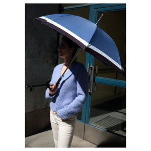 Alex umbrella comes with black leather handel. A dapper premium umbrella with pattern in blue, white and black. Double layer canopy extends the life of the umbrella fiberglass ribs and sturdy frames makes the umbrella wind and gust-resistant. No matter the forecast, the Alex umbrella will protect your style. | Harry Rain